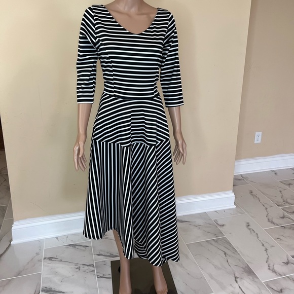 Dresses & Skirts - 𝅺Asymmetric stripe dress